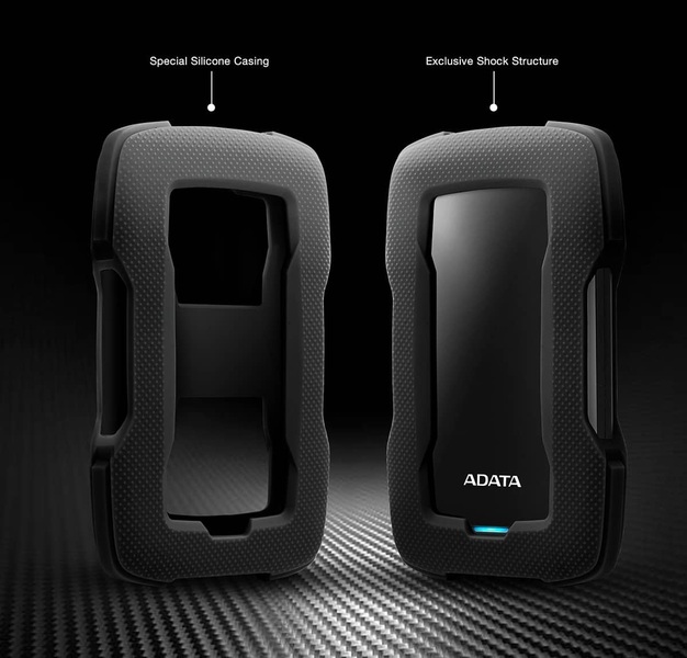 بدنه‌ی بیرونی هارد اکسترنال ای دیتا مدل HD330 ظرفیت 1 ترابایت از یک لایه سیلیکونی ضخیم و انعطاف‌پذیر ساخته شده است.